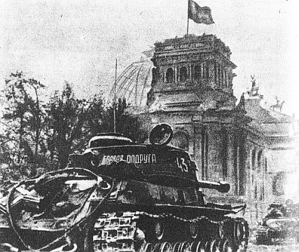Sowjetische Panzer vor der Reichstagsruine in Berlin